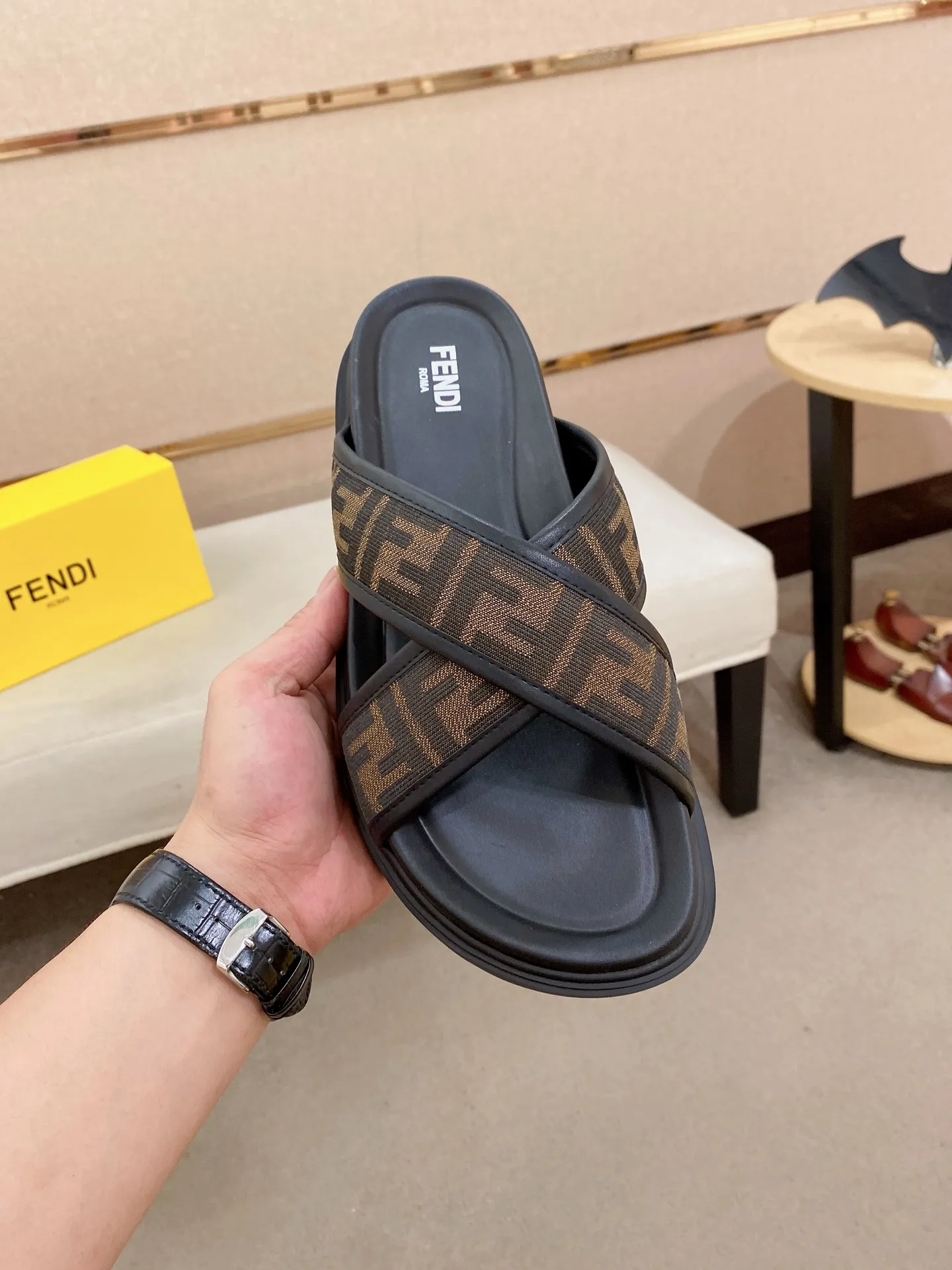 Factory price: 320💰 [Fendi Slippers] High-end brand of men's shoes, official website 1:1 latest masterpiece: original mold customization, the fabric is made of imported original materials, upgraded outsole, lighter and non-slip. The market's top quality, simple yet tasteful, a must-have for fashionistas, fashionable at your feet, full of confidence, the same style at the counter 👍The season of summer slippers is here. Code: 38-44 (45 is custom-made and cannot be returned or exchanged)